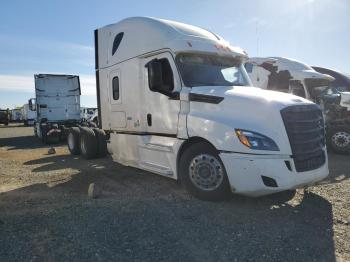  Salvage Freightliner Cascadia 1