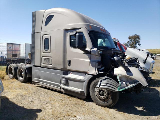  Salvage Freightliner Cascadia 1