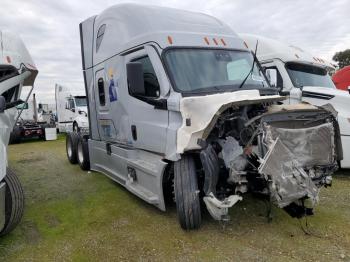  Salvage Freightliner Cascadia 1
