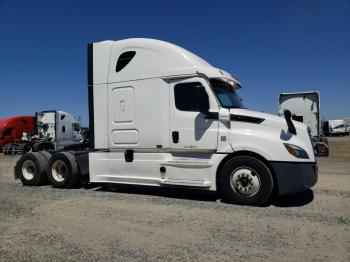  Salvage Freightliner Cascadia 1