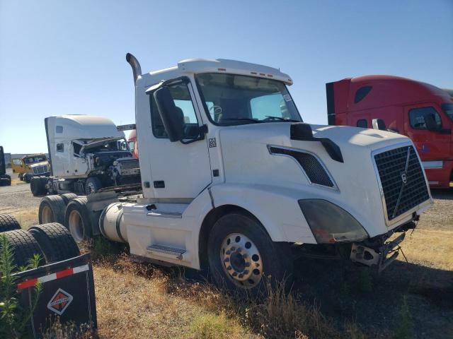  Salvage Volvo Vn