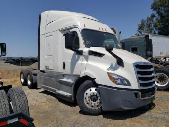  Salvage Freightliner Cascadia 1