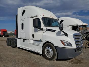  Salvage Freightliner Cascadia 1