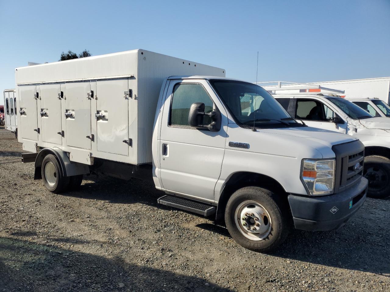 Ford Econoline E450 Super Duty Cutaway Van Image 3