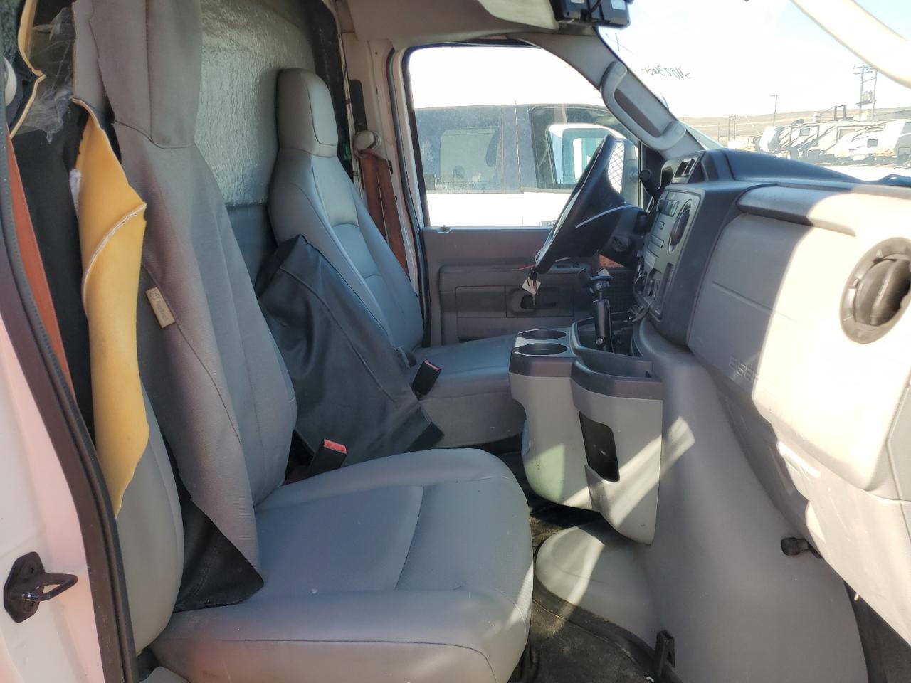 Ford Econoline E450 Super Duty Cutaway Van Image 12