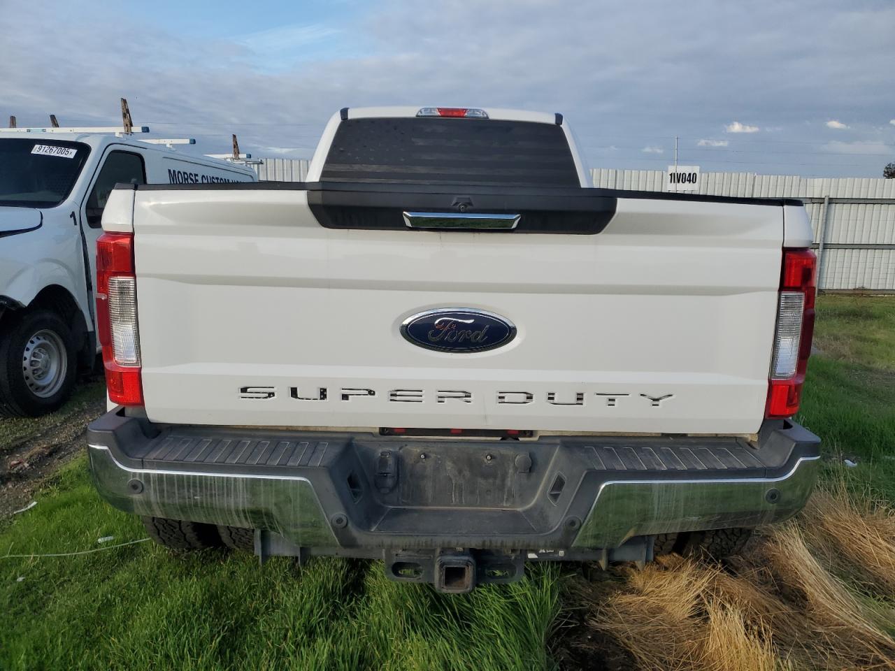 Ford F-350 Super Duty Image 9