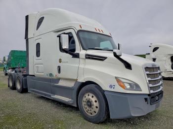  Salvage Freightliner Cascadia 1