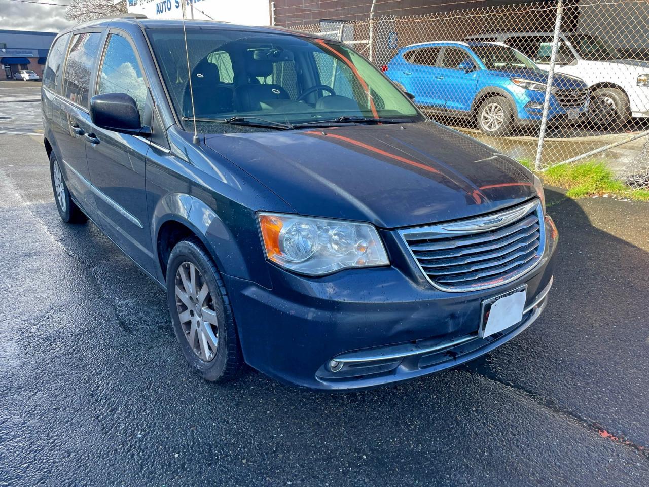 Chrysler Minivan Touring Image 1