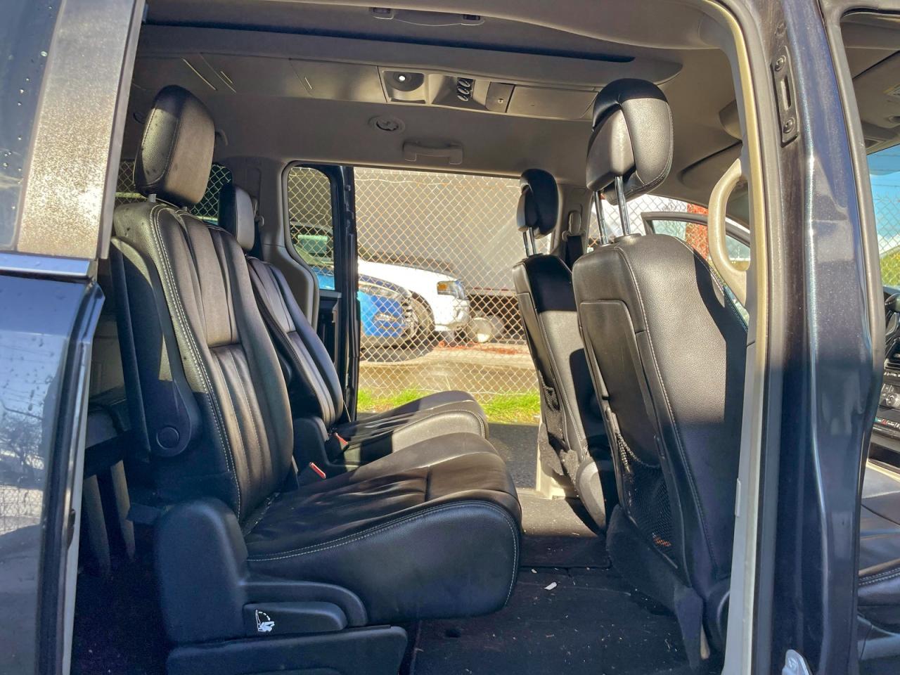 Chrysler Minivan Touring Image 6